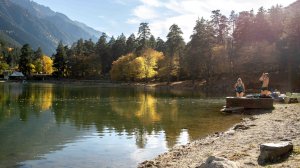 Теберда. Озеро Кара-кёль осенью. В его теплой воде купаются до самого октября