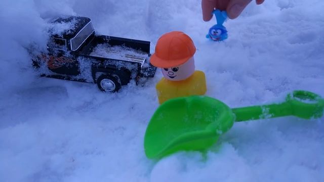 Играем с Трактором в снегу. Видео про Трактор для самых маленьких смотреть онлайн