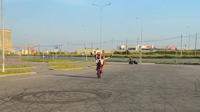 Школьница на мотоцикле делает трюки?? смотреть онлайн