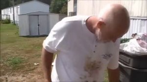 ЗЛОЙ ДЕД роется в помойке  ПРАНК