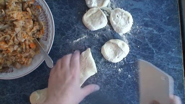 Как приготовить пирожки с капустой и солеными грибами смотреть онлайн