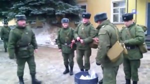 Комбат накормил голодных солдат