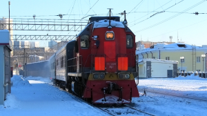 ТЭМ18ДМ-352 производит маневры с двумя вагонами на станции Екатеринбург-Пассажирский