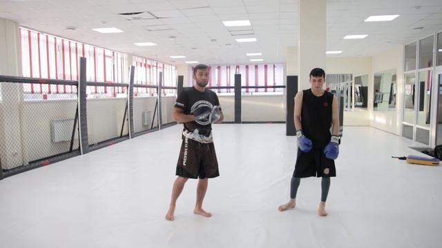 Разножка в единоборствах с комбинациями ударов в боксе ,тайский бокс ,мма... смотреть онлайн