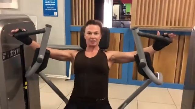 Сведение рук в тренажёре на мышцы груди смотреть онлайн