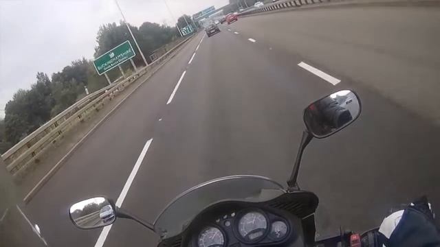 Honda Varadero 125 on a motorway смотреть онлайн