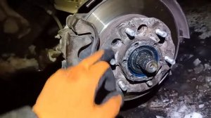 снять переднюю ступицу террано для замены шпилек