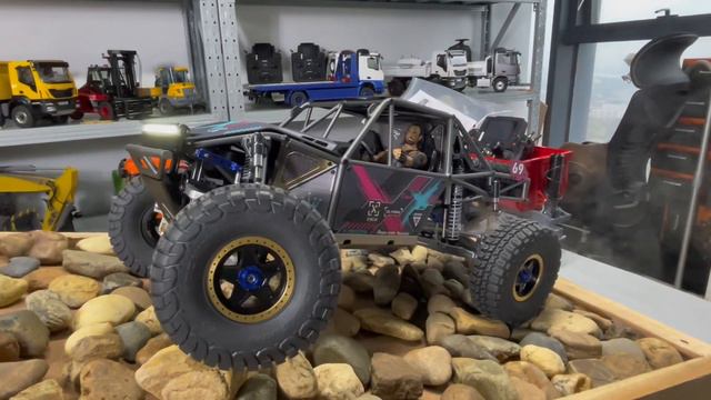 1/8 Capo ULTRA-4 the queen from king of hammers is done with light and sound and smoking смотреть онлайн