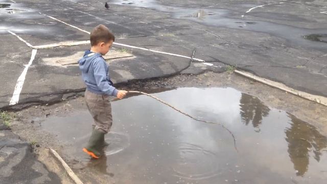 Малыш ловит рыбу в луже смотреть онлайн