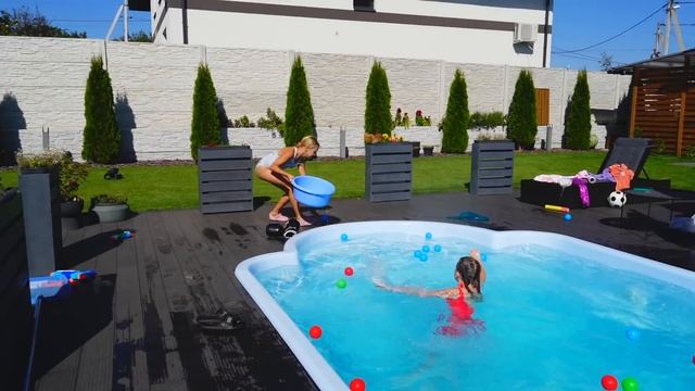 СОРЕВНОВАНИЯ В БАССЕЙНЕ! Амелька против ребят!