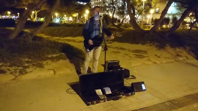Músico actuando en la playa de Mallorca смотреть онлайн