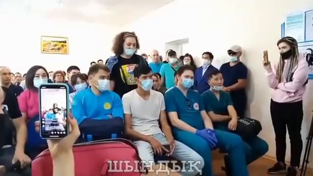 Скорая помощь Оскемена митингует. Власти не выплачивают положенные в связи с ковидом деньги. смотреть онлайн