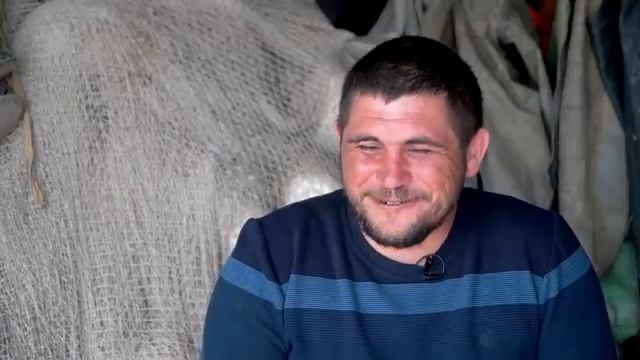 Профессия – рыбак: как добывают шпрот у берегов Крымского полуострова смотреть онлайн