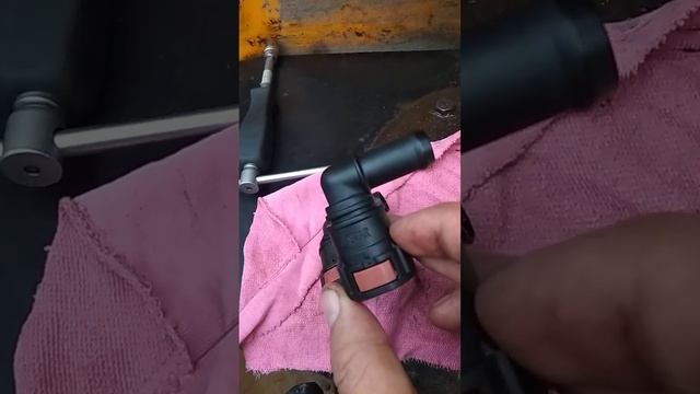 JCB 3cx замена фитинга уголка на масленном радиаторе гидравлики . смотреть онлайн