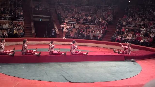 Дерзкие прыгуны вытворяют такие выкрутасы, аж диву даешься. Как так можно прыгать?! смотреть онлайн