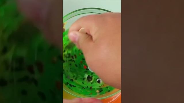 Making a Halloween Witches Brew Slime! ? #shorts смотреть онлайн