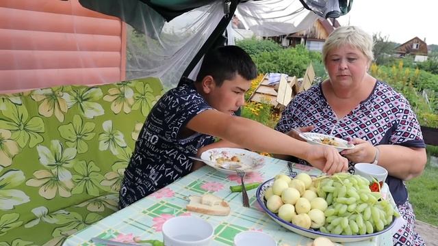 Мукбанг на даче с вкусным национальным блюдом. смотреть онлайн