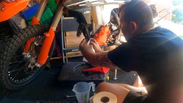 HOW TO - OIL CHANGE - KTM EXC-F ENDURO BIKE смотреть онлайн