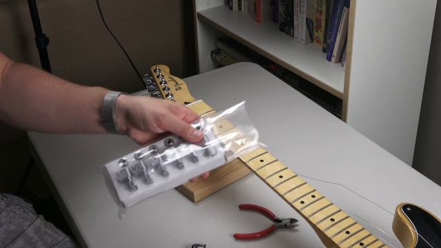 HOW TO - Install FENDER LOCKING TUNERS! смотреть онлайн