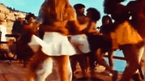 На белом-белом покрывале января. Любимой девушки я имя написал.