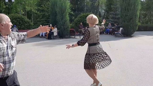 Ой,кума ты,кумушка!!!Танцы в парке Горького,Харьков. смотреть онлайн