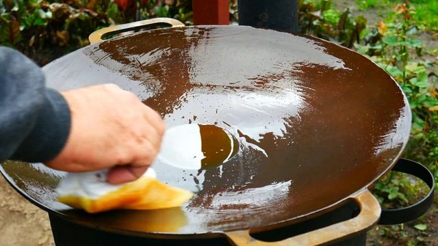 КАК ПОДГОТОВИТЬ НОВЫЙ ЧУГУННЫЙ САДЖ к РАБОТЕ. ОБЖИГ или ПРОКАЛИВАНИЕ с ПОМОЩЬЮ ЛЬНЯНОГО МАСЛА. смотреть онлайн