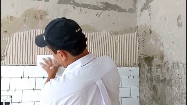 Como assentar Metro White na parede da cozinha passo a passo. смотреть онлайн