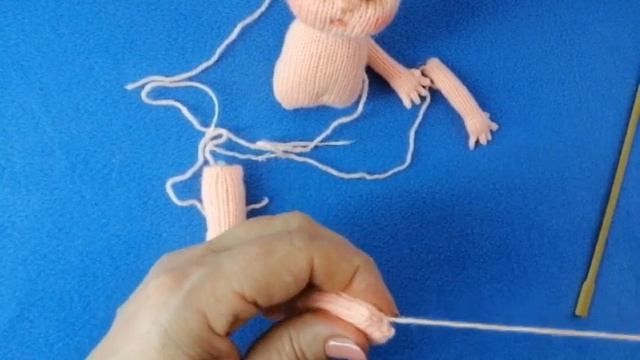 МК вязанной игровой куколки . 8 часть .Крепление конечностей. смотреть онлайн