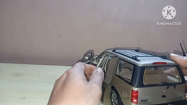 Very Rare!!! Ford Expedition XLT 1:18 Scale Model by UT Models (Show Up) смотреть онлайн