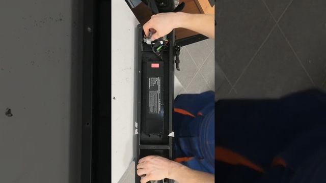 снимаем мотор колесо Carmega CROW 8 в домашних условиях смотреть онлайн
