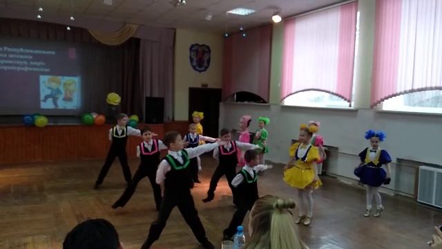 Школьная полька. Образцовый ансамбль Белорусочка. Минск. смотреть онлайн