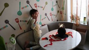 Разбиваю торт бомбу с сюрпризом внутри