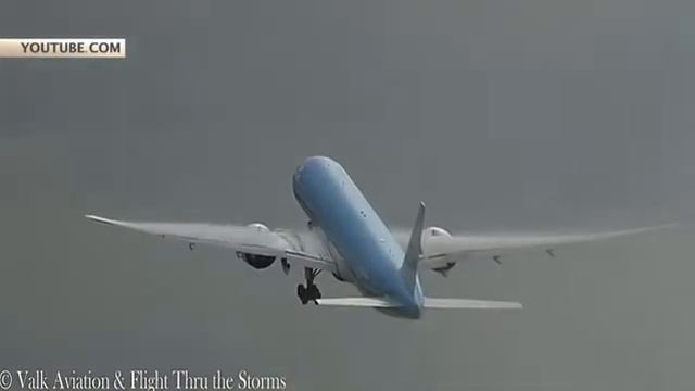 Молния ударила в пассажирский самолет на взлете смотреть онлайн