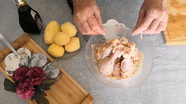 Куриные ножки в соевом соусе, шпигованые чесноком. смотреть онлайн