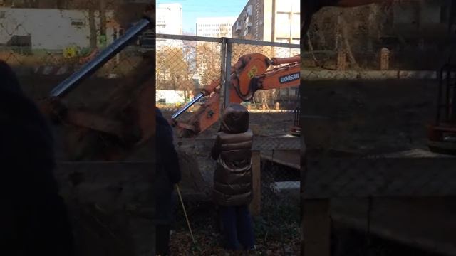 "Надежное" ограждение строительной площадки для клубного дома на ВДНХ смотреть онлайн