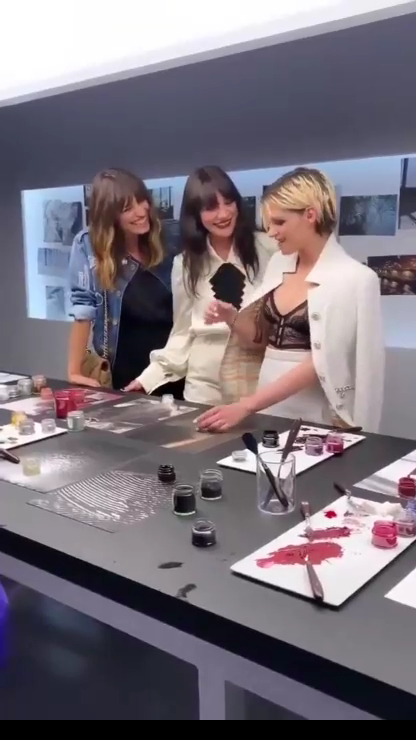 Кристен Стюарт на презентации Noir et Blanc de Chanel смотреть онлайн