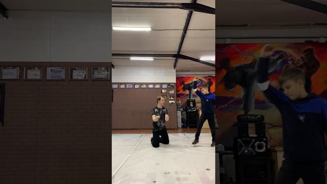 "Колесо" через руки партнера смотреть онлайн