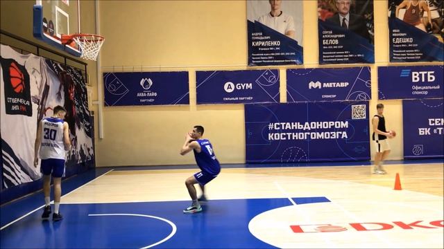 Тренировка центровых. Проход с периметра. Завершение через "Spin move" смотреть онлайн