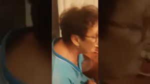 Смешная бабка рассказывает анекдоты