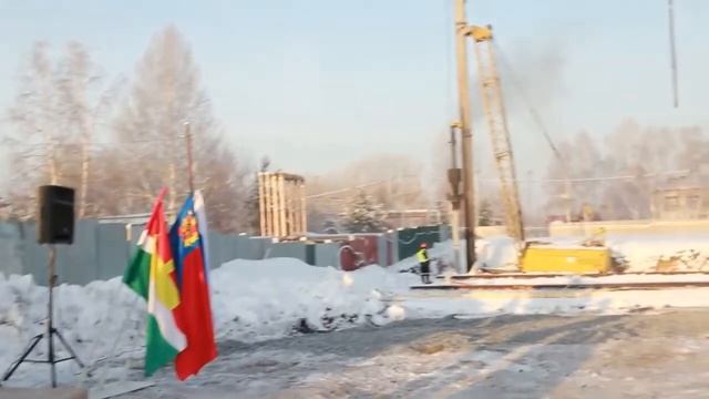 В Кемеровском районе торжественно забили одну сваю смотреть онлайн