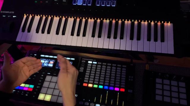 Using Maschine MK3 to bring all your plugins and sounds to a live performance TUTORIAL NI смотреть онлайн