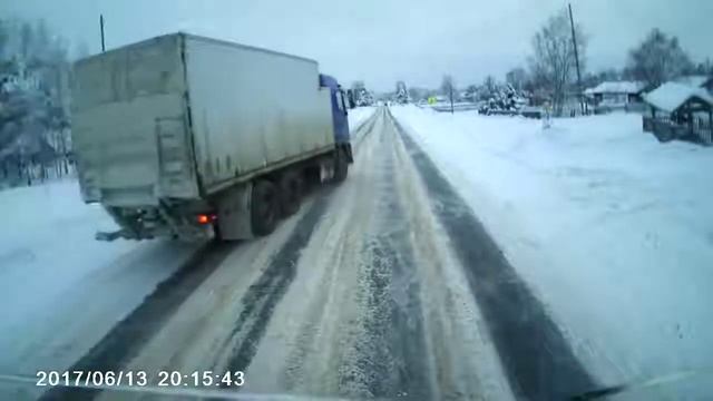 Девушка в Коми легла под фуру смотреть онлайн