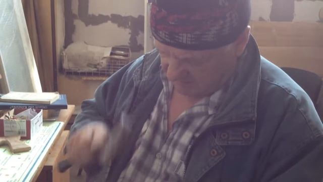 дед забивает саморез в молоток