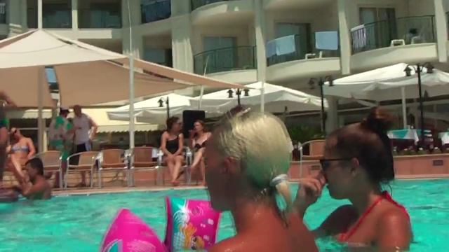 Игры в бассейне \ Pool games, Zena Resort, август 2014 смотреть онлайн