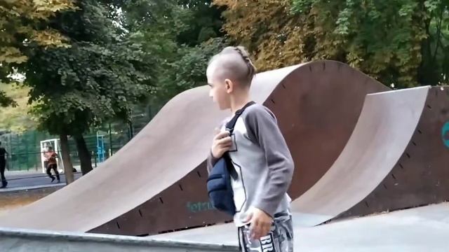 Перепрыгнул яму в скейт парке смотреть онлайн