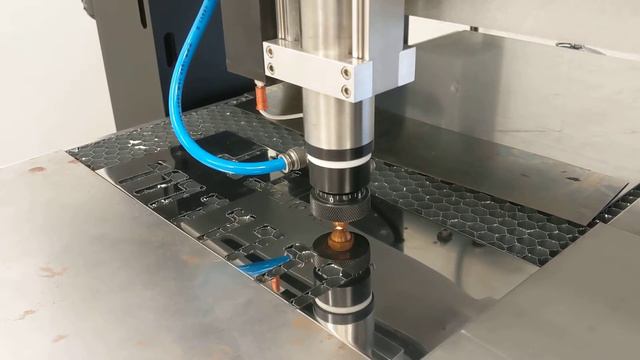 Laser Cutting Metal Tabs смотреть онлайн