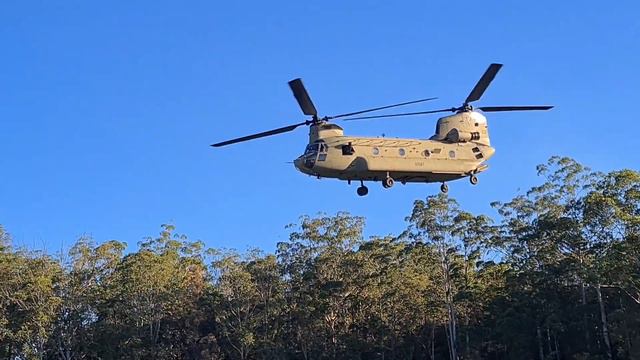 Boeing CH-47 Chinook australian army takes off from sunshine coast high school. смотреть онлайн