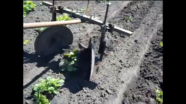 Ручное окучивание картофеля смотреть онлайн