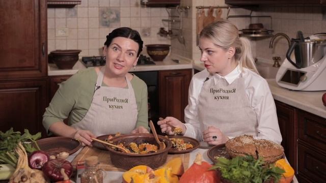 Оксана Барабаш і дизайнер Любава Сокол готують страви з гарбуза