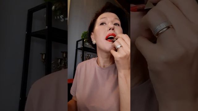 Яркая помада. Техника нанесения. смотреть онлайн